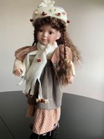 Zauberhafte Winterpuppe mit geflochtenen Haaren & Blumenhut
