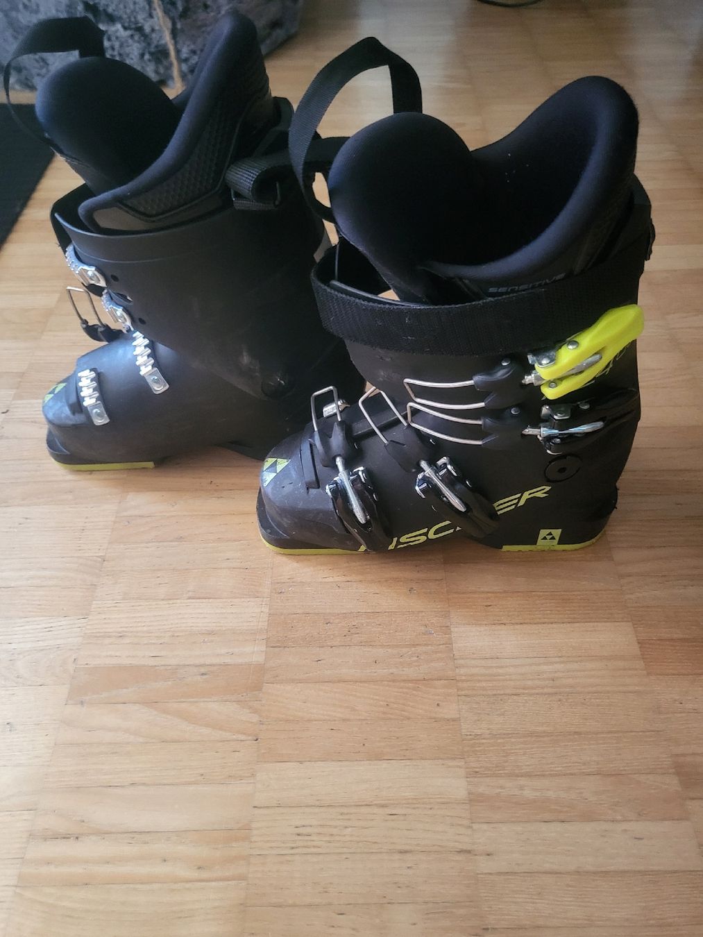 Scarpe da uomo: Skischuhe Fischer Grösse 21.5 gebraucht – Usato da Jona venduto da ramona024