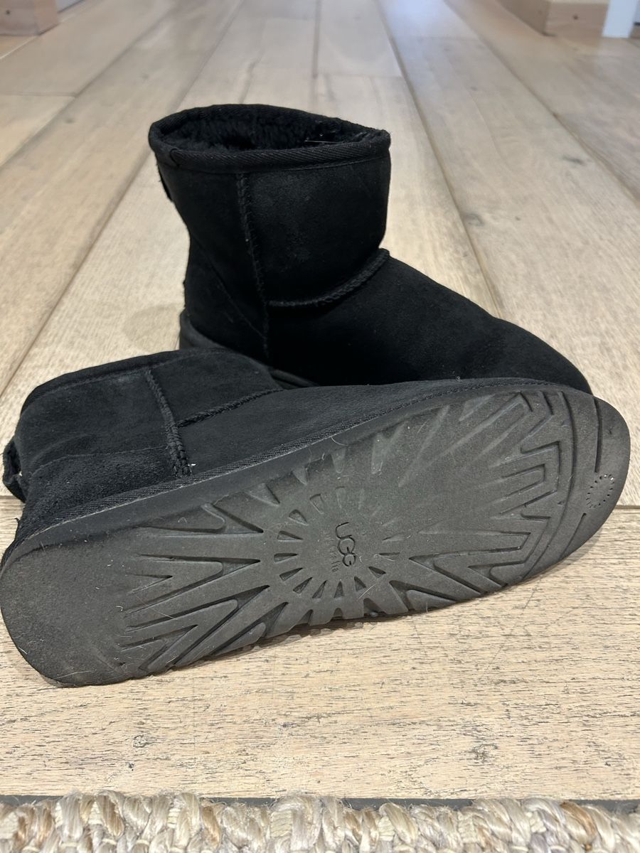 Scarpe da donna: UGG Classic Mini Noir, Taille 38  – Usato da Signy venduto da Chloe79 1