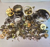 Eine Schachtel mit Weckerteilen