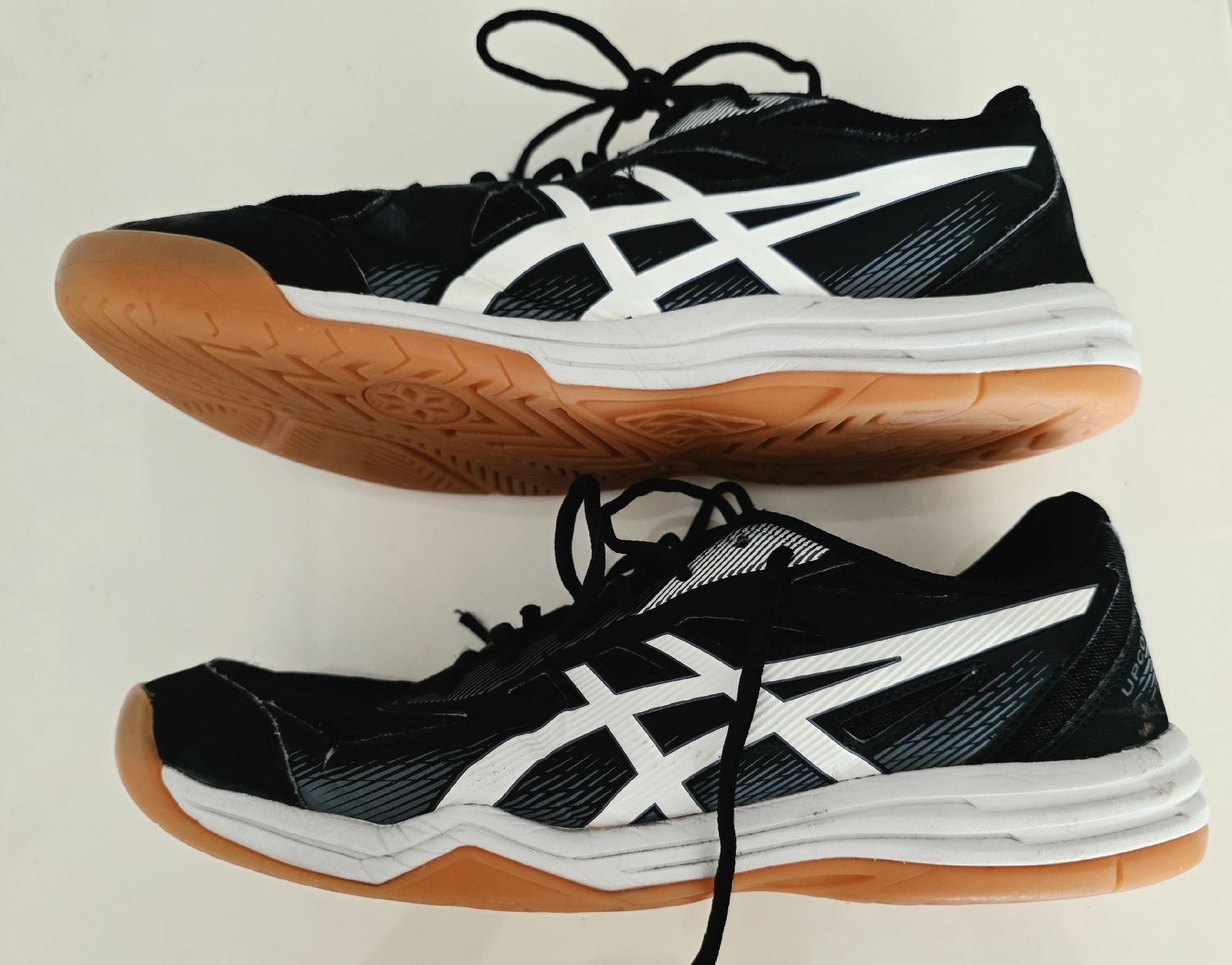 Asics Herrenschuhe: Turnschuhe schwarz astics Gr.45 – Neu (gemäss Beschreibung) aus wetzikon von Bestedienste 1