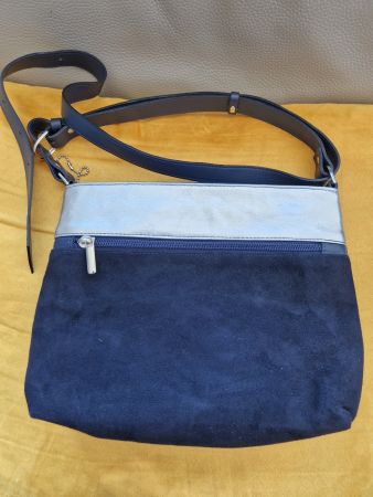 Sac à bandoulière bleu marine foncé, parfait pour l'été