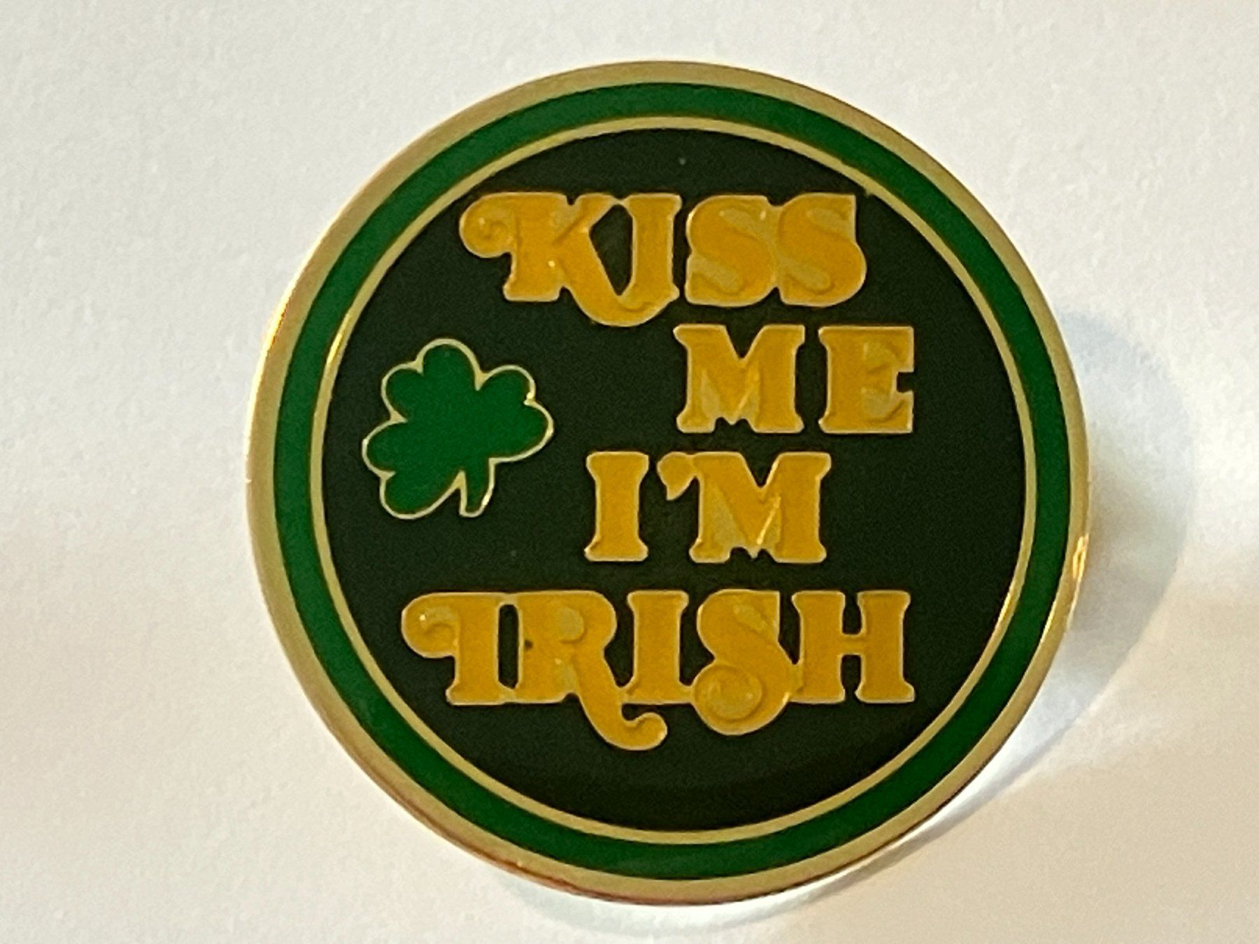 Plaquettes & Badges: 1 Pin Kiss me i'm irish – D'occasion à Basel par djwwpp