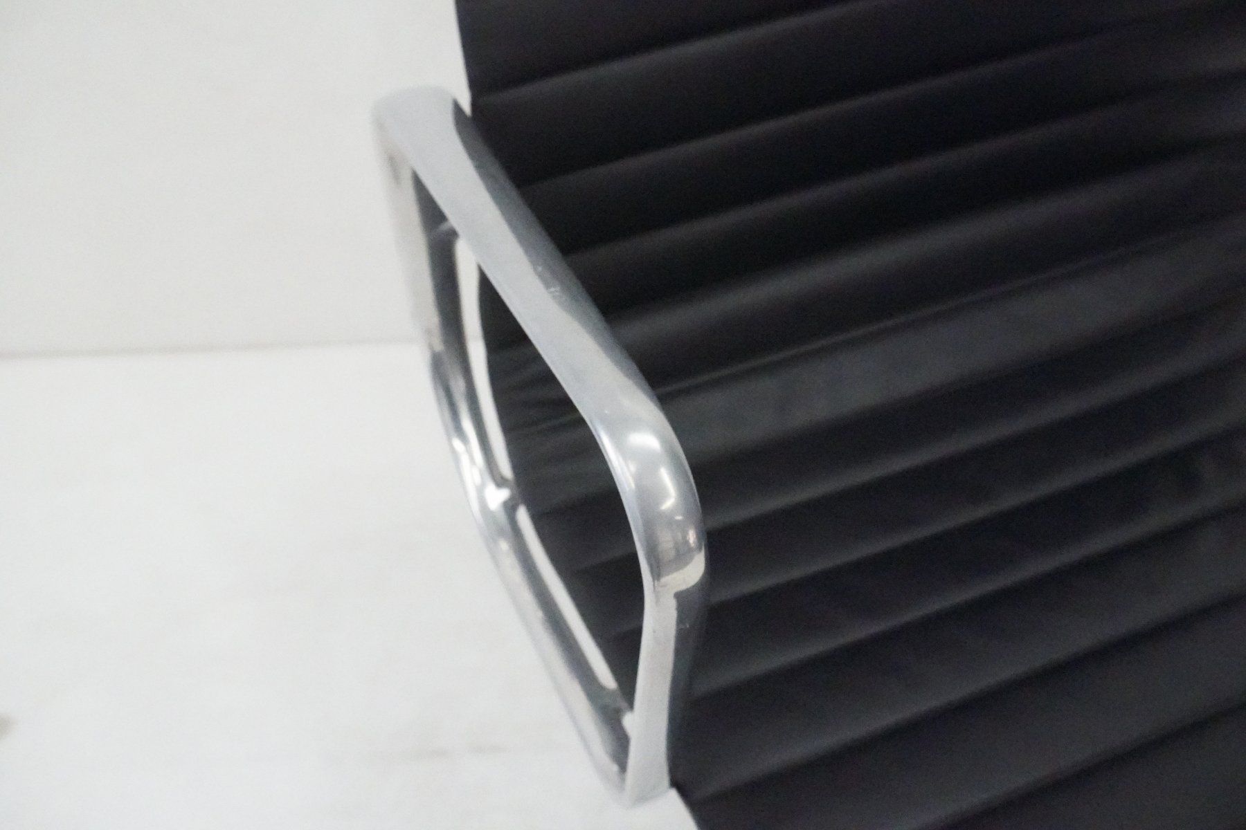 Vitra Stühle: Original Vitra Eames Alu Chair EA108 Leder Designklassiker – Gebraucht aus Bad Zurzach von QLASSIQ 9