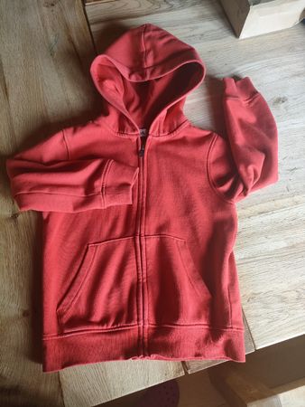 Jaquette à capuche C&A rouge taille 116, parfait pour l'été!