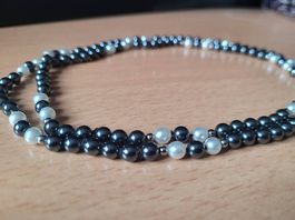 Hübsche lange Halskette mit grau-glänzenden Kugeln und Perle