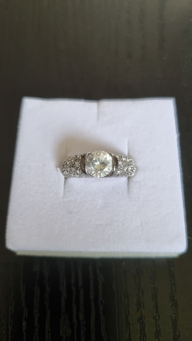 Anelli: Funkelnder Ring, mit Zirkonia Steinen, Grösse 58 – Usato da Glattbrugg venduto da Hamburgstadt