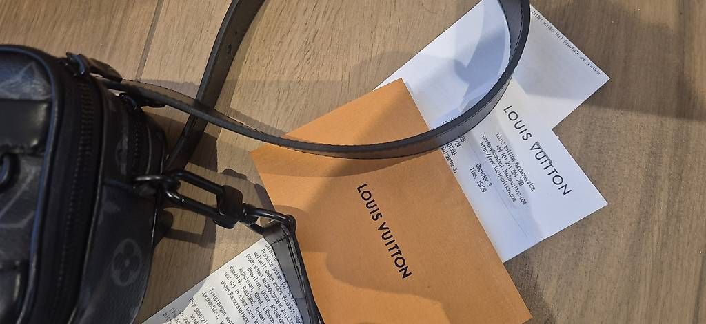 Mila Louise Borse: Louis Vuitton Alpha Wearable Geldbörse – Usato da Lupsingen venduto da ema_fh7c 1