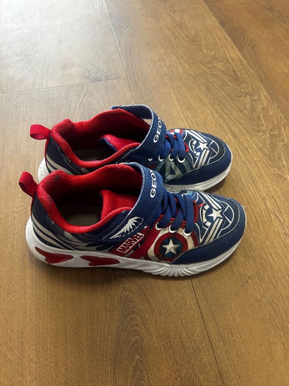 Geox Scarpe per ragazzi: Coole Geox Marvel Kinderschuhe mit LED  Grösse 35 – Usato da Regensdorf venduto da Spyke55