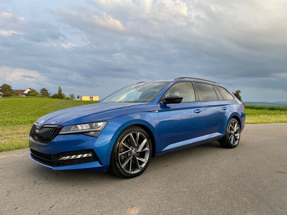 SKODA Superb Sportline Plus 2.OTSI 4x4 DSG, AHK Race Blau