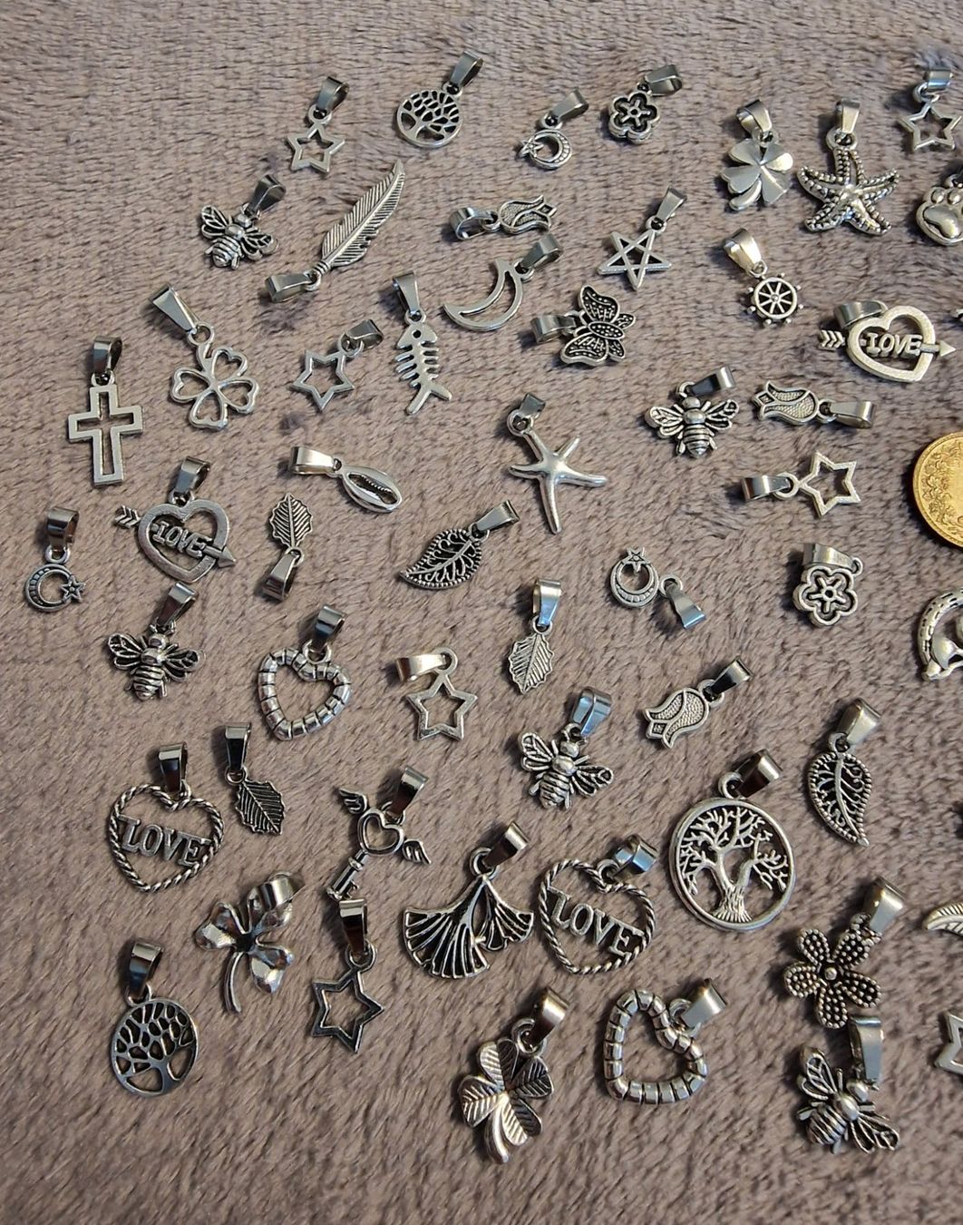 Ciondoli: Lot de 120 pendentifs argentés, NEUFS – Nuovo e nell'imballaggio originale da Puidoux venduto da Mia_Bellezza 1