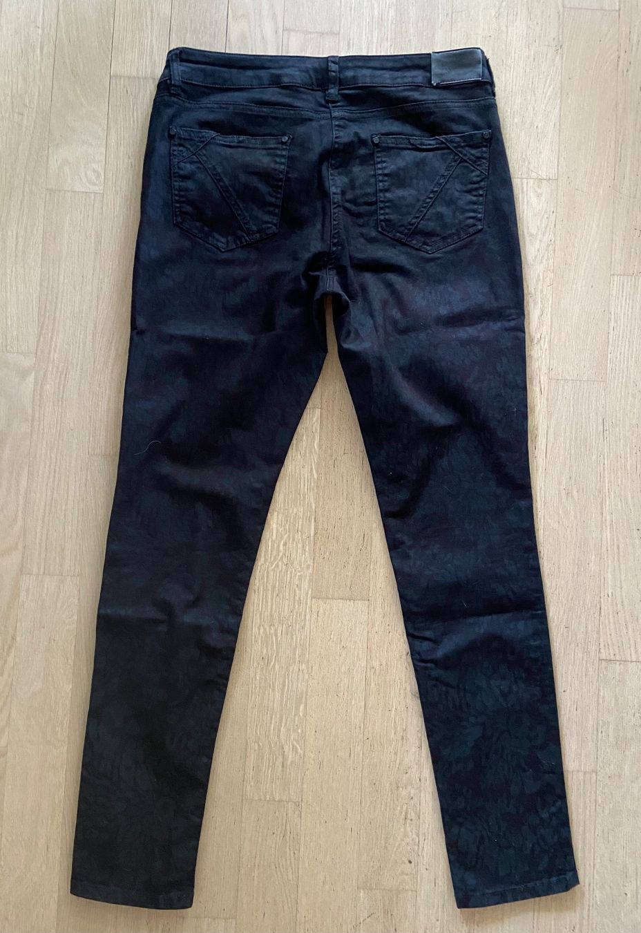 Kookai Jeans: KOOKAI Jean slim noir léopard t.40 – Nuovo (secondo la descrizione) da Genève venduto da kik_8jd6 4