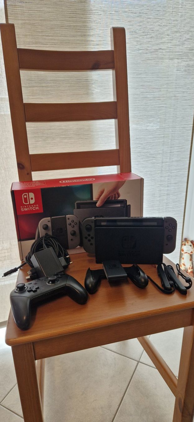 Nintendo Console: Console Nintendo Switch grise – Nuovo (secondo la descrizione) da Fleurier venduto da Tortue26
