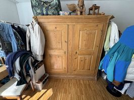 Alter gut erhaltener Holzschrank