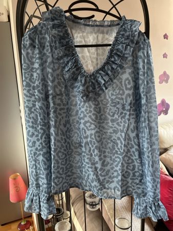 Chemisier haut bleu motif léopard avec volants état neuf