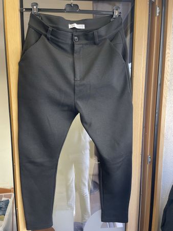 Pantalon Zara noir coupe carotte en bon état