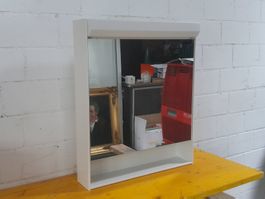 Schöner Spiegelschrank mit Glastablaren, Marke Sidler