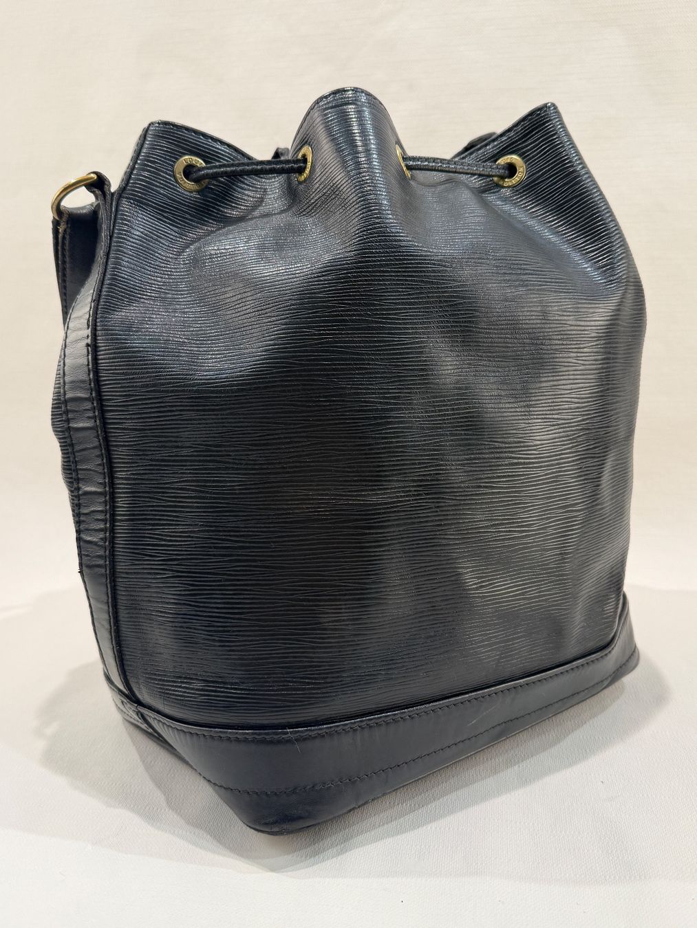 Louis Vuitton Taschen für Damen: Louis Vuitton Noé Grand Epi Schwarz – Original – Gebraucht aus Erlenbach ZH von iLuxury 1