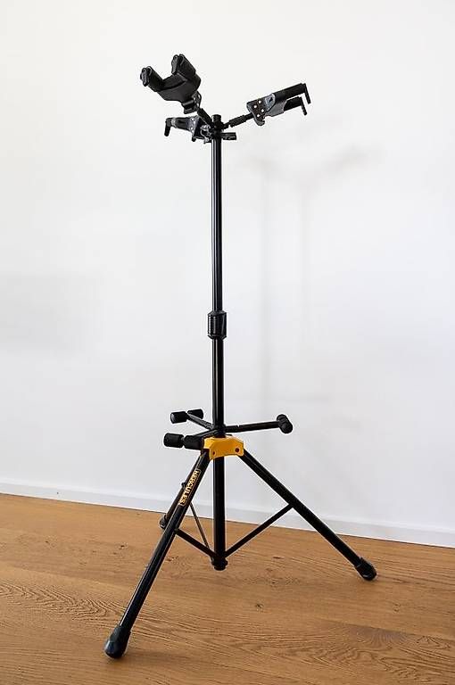 Instrumenten-& Notenständer: Hercules GS432BPLUS Triple Guitar Stand – Neu und originalverpackt aus Avry-sur-Matran von Berlingo1