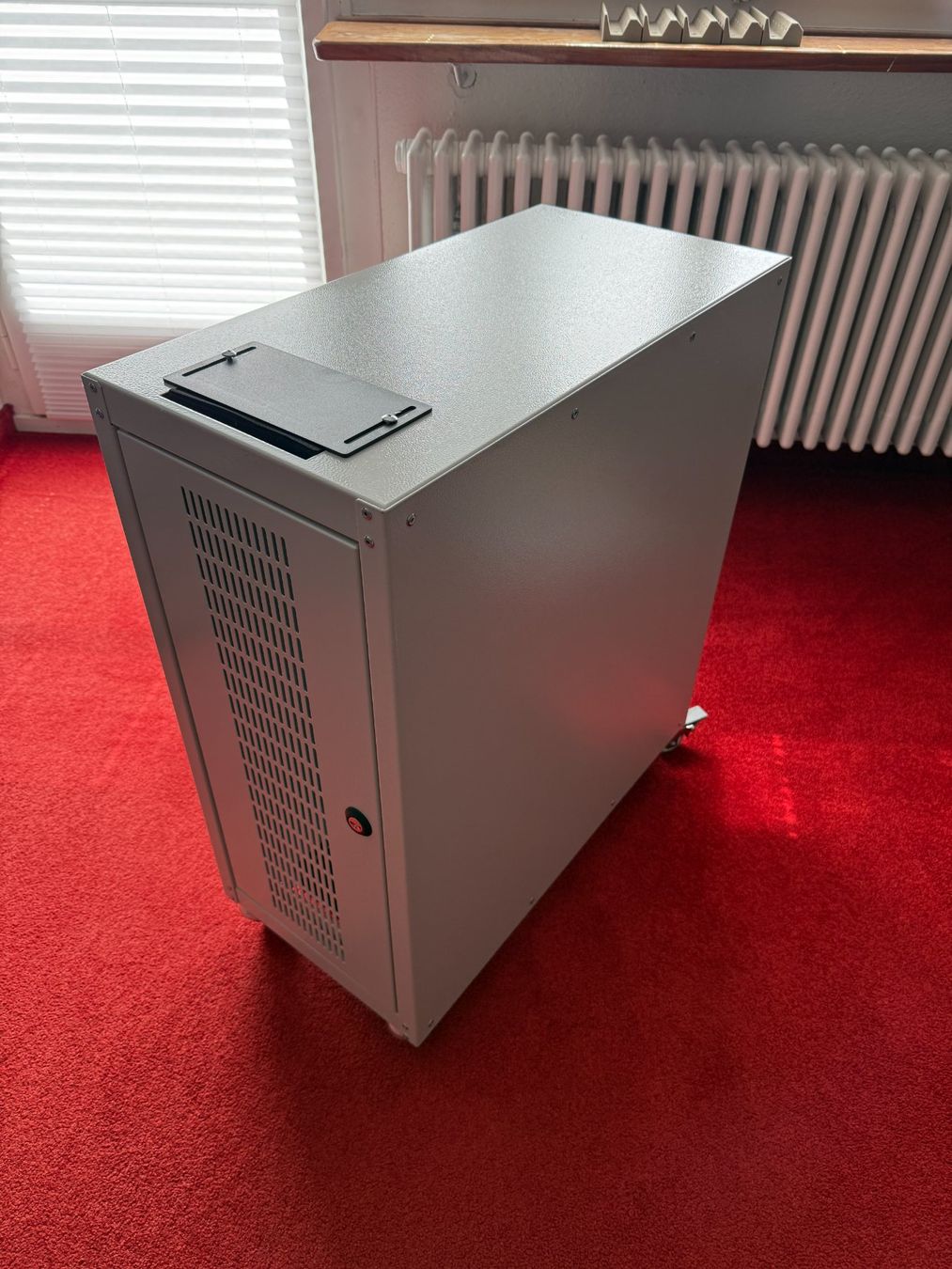 Racks & Cavalletti: DIGITUS Computergehäuse mit Glastür, rollbar, abschliessbar – Usato da Otelfingen venduto da SlediiCH