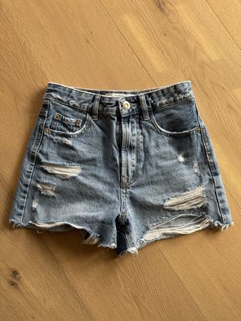 Distressed Denim Shorts - Stradivarius - Size 34 - Summer!