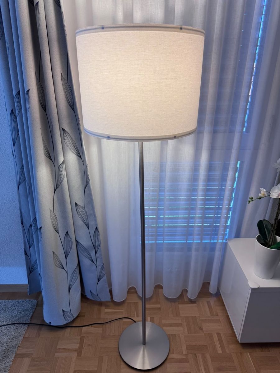 Ikea Lampade: IKEA Stehlampe mit Metallfuss und Stoffschirm – Usato da St. Gallen venduto da SirCaledor 1