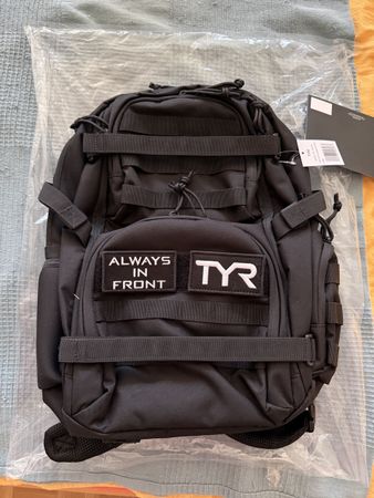 Rucksack schwarz TYR mit Patches neu mit Etikett