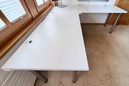 Hochwertiger L-förmiger Bürotisch nach Mass – Weiss – stabil