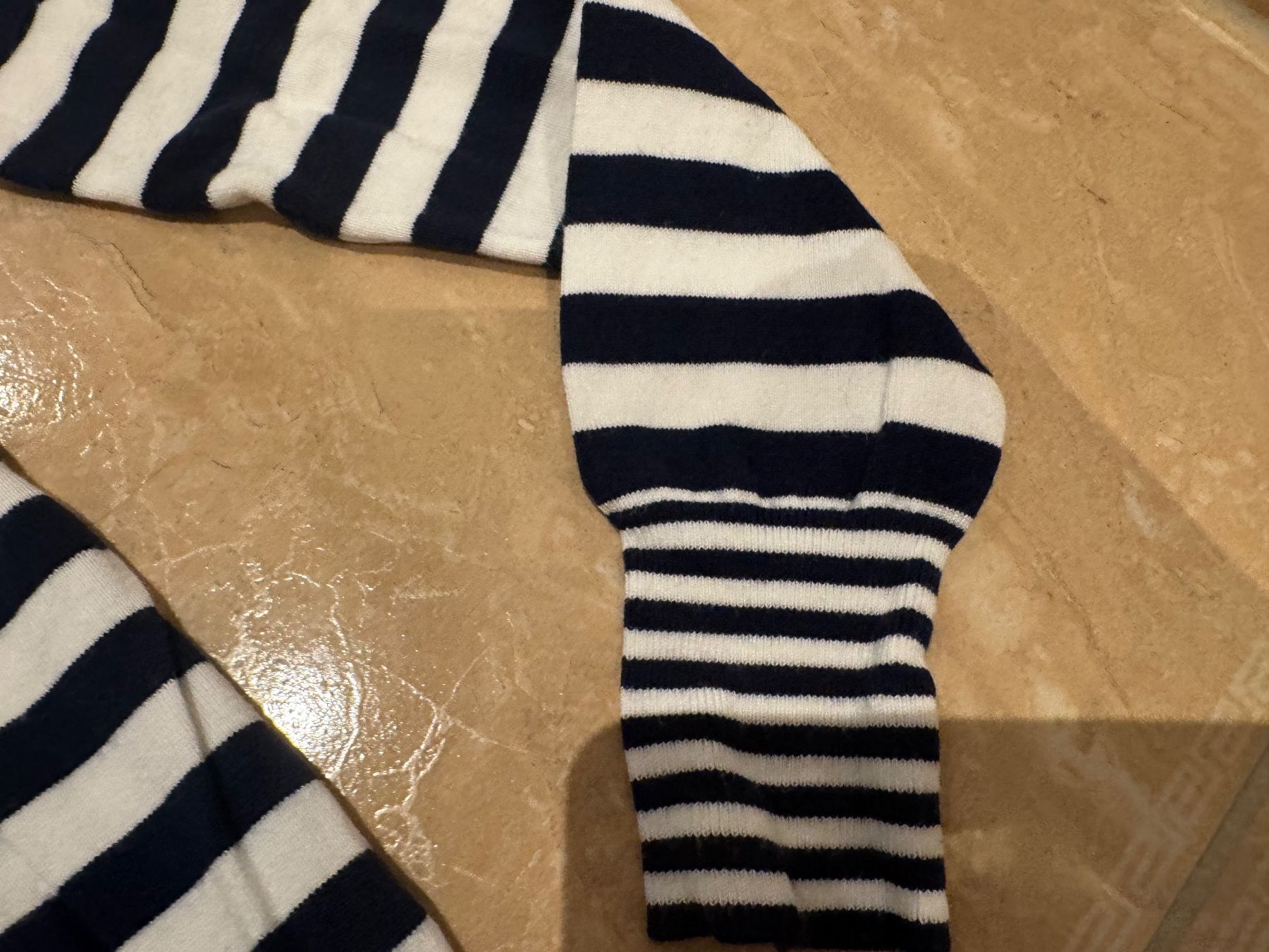 Guess Pullover & Sweatshirts: Guess schöner Pulli mit Sternchen, M – Gebraucht aus Klingnau von Markus14 3