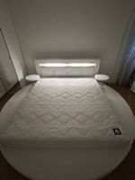 Rundes Bett mit Beleuchtung und beweglichen Nachttischen