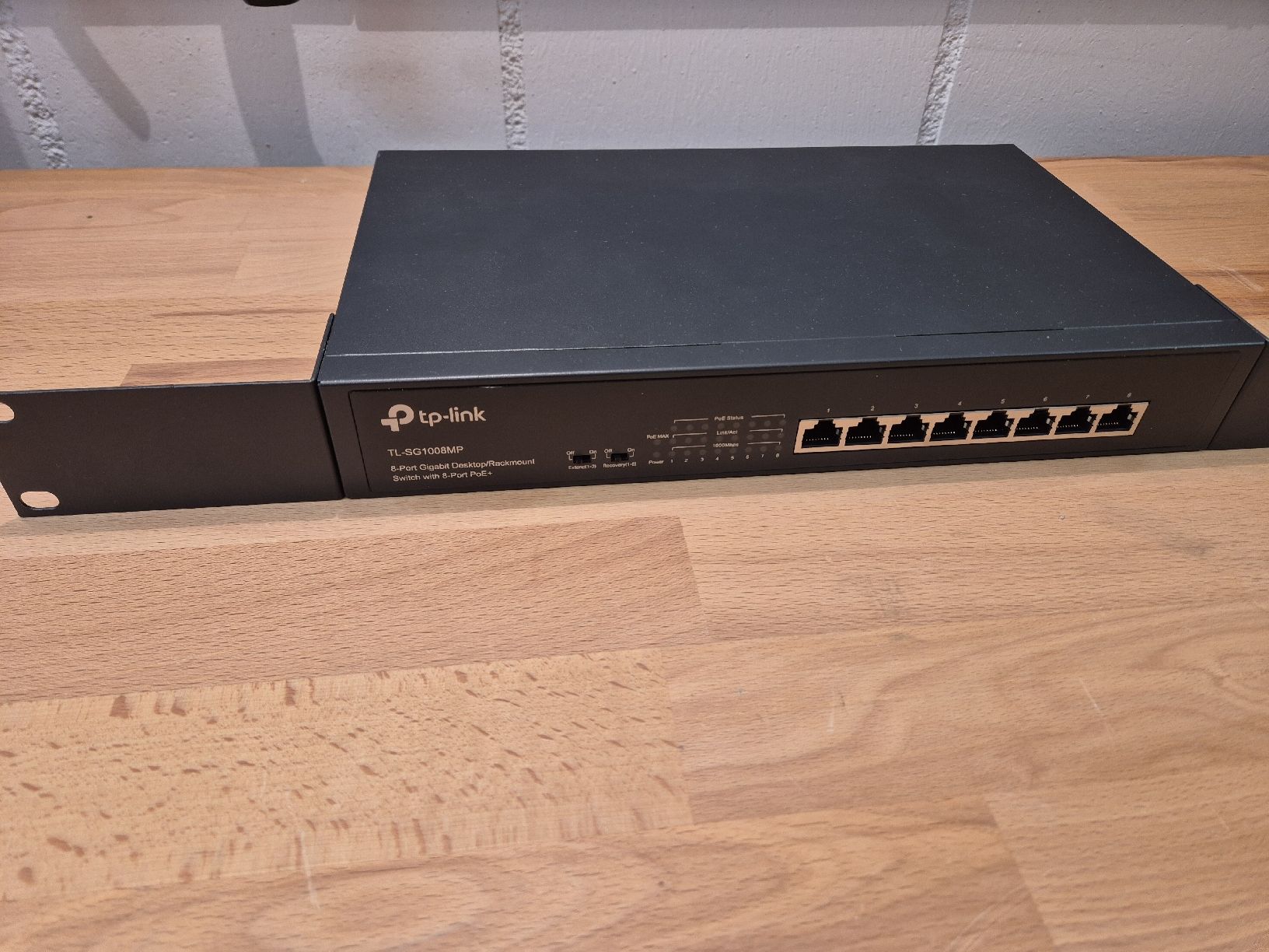 TP-Link Hub & Switch: tp-link TL-SG1008MP V2 - 8 Port POE Switch – Usato da Luzern venduto da Worth