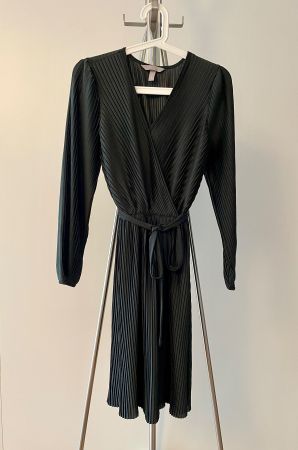 Dunkelgrünes Plissé Kleid mit langen Ärmeln von H&M [XS]