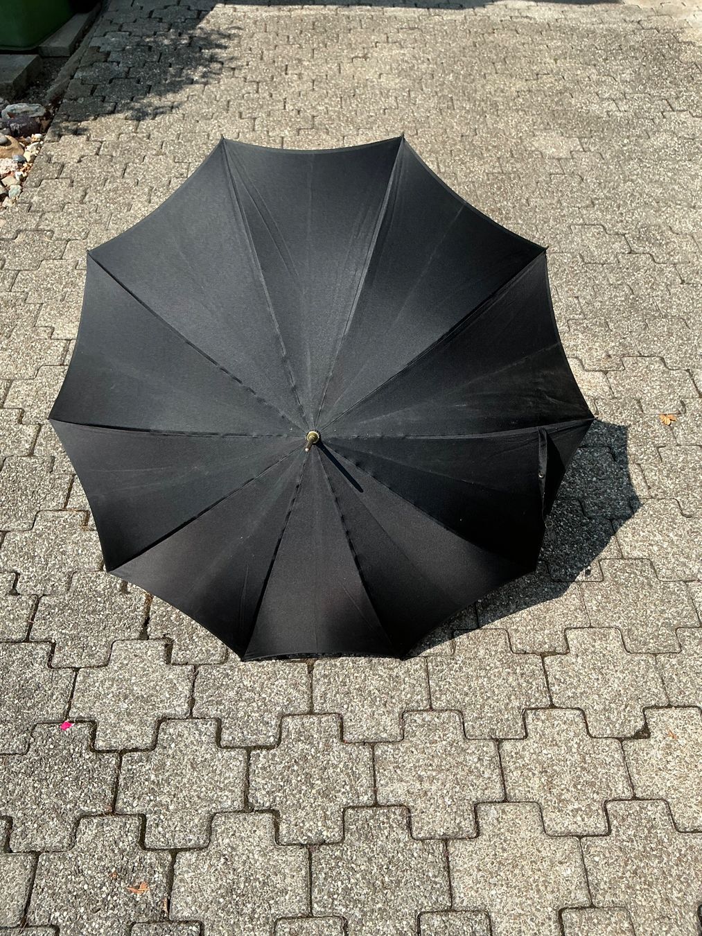 Ombrelli: Alter wunderschöner, eleganter Regenschirm – Usato da Jona venduto da Jancy60 1