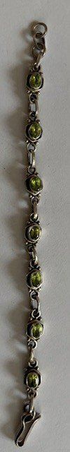 Bracelets: Silber Armband, grüne Steine, ca 17cm lang – D'occasion à Basel par machplatz 3