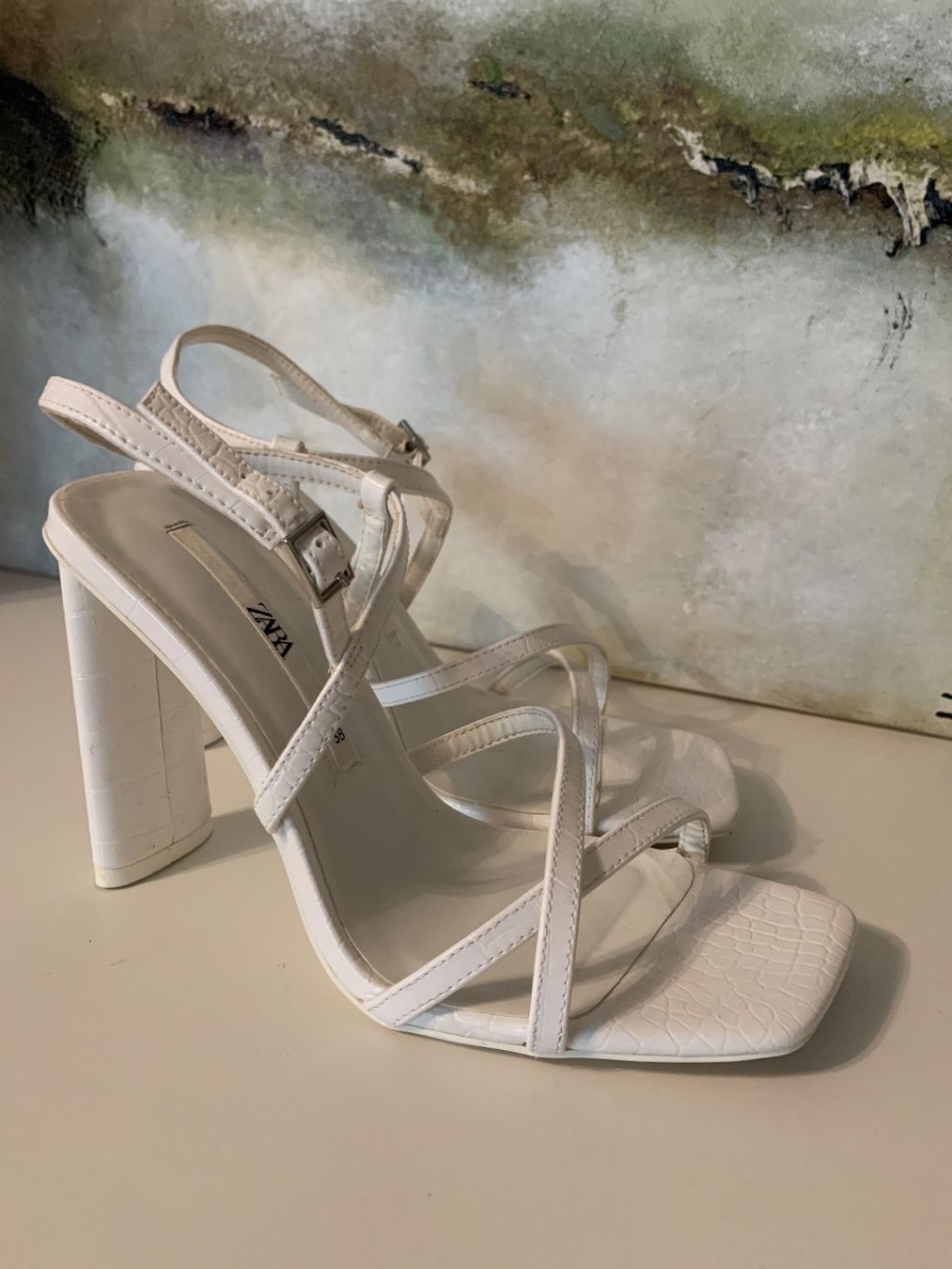 Zara Scarpe da donna: Weisse Sandalen mit breitem Absatz – Usato da Wallisellen venduto da preloved.fastfashion