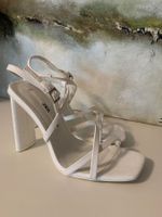 Weisse Sandalen mit breitem Absatz