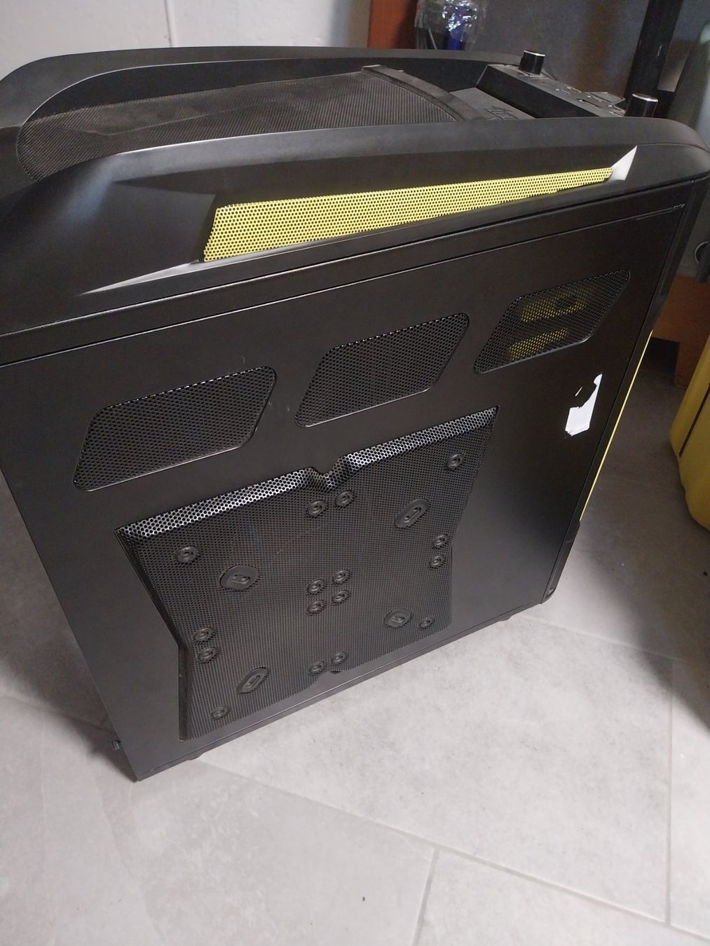 Custodie: Akasa Venom Toxic Black Full Tower PC – Usato da Schwaderloch venduto da bademeister79