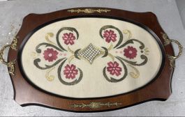 Magnifique plateau vintage avec broderie florale chic.