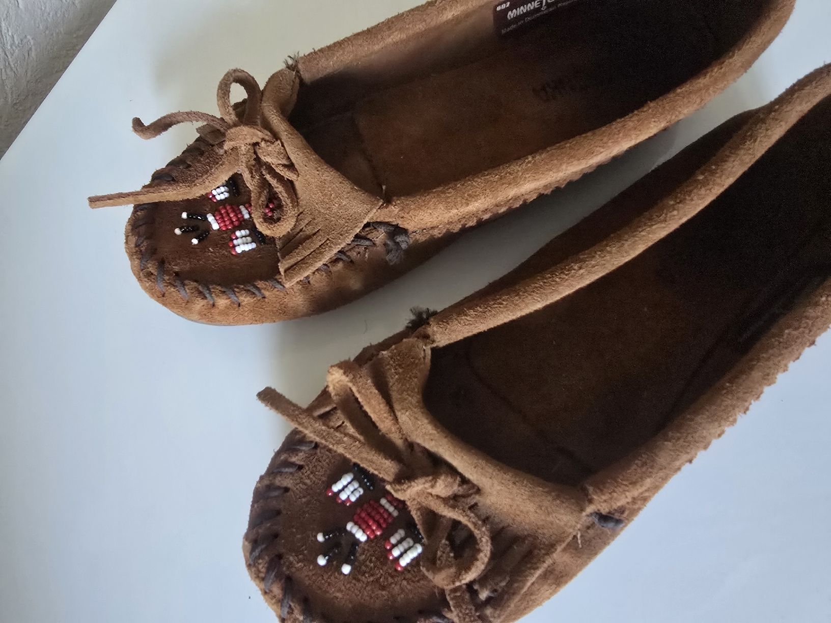 Chaussures femmes: Minnetonka Mokassins braun mit Perlen Grösse 39 – D'occasion à Thalwil par Nikkita2 2