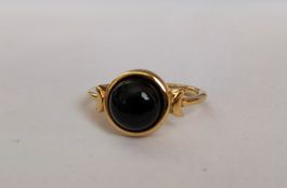 Goldfarbener Ring mit Mondsicheln und Onyx