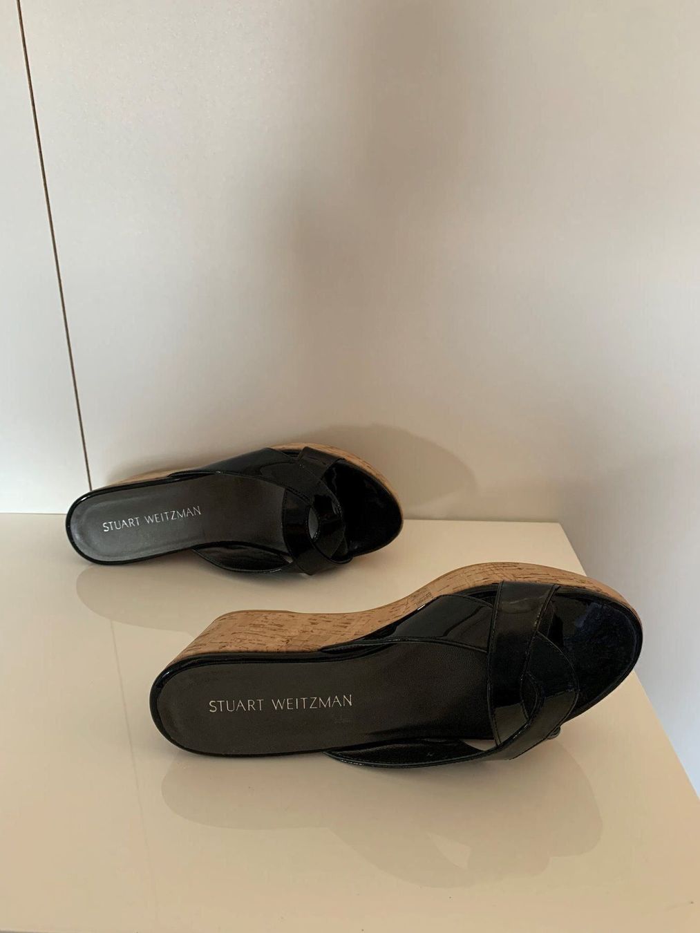 Stuart Weitzman Scarpe da donna: STUART WEITZMAN: Neue schwarze Lackleder-Sandale, 37,5 – Nuovo (secondo la descrizione) da Luzern venduto da paulablue 7