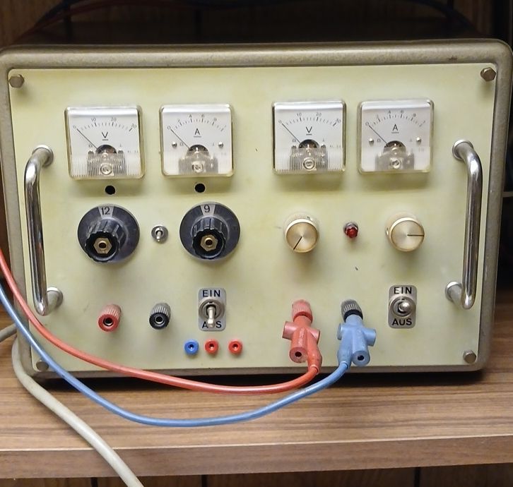 Elettrotecnica: Labornetzteil Labornetzgerät analog akzeptabel – Usato da Flüh venduto da Snickerin