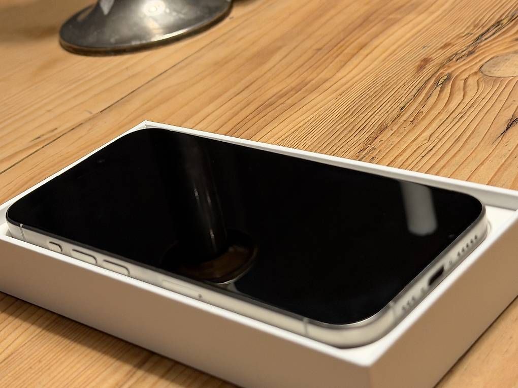 Telefoni cellulari / Smartphones: iPhone 15pro, white Titanium 256GB, OVP – Usato da Horw venduto da dav_xkw9 3