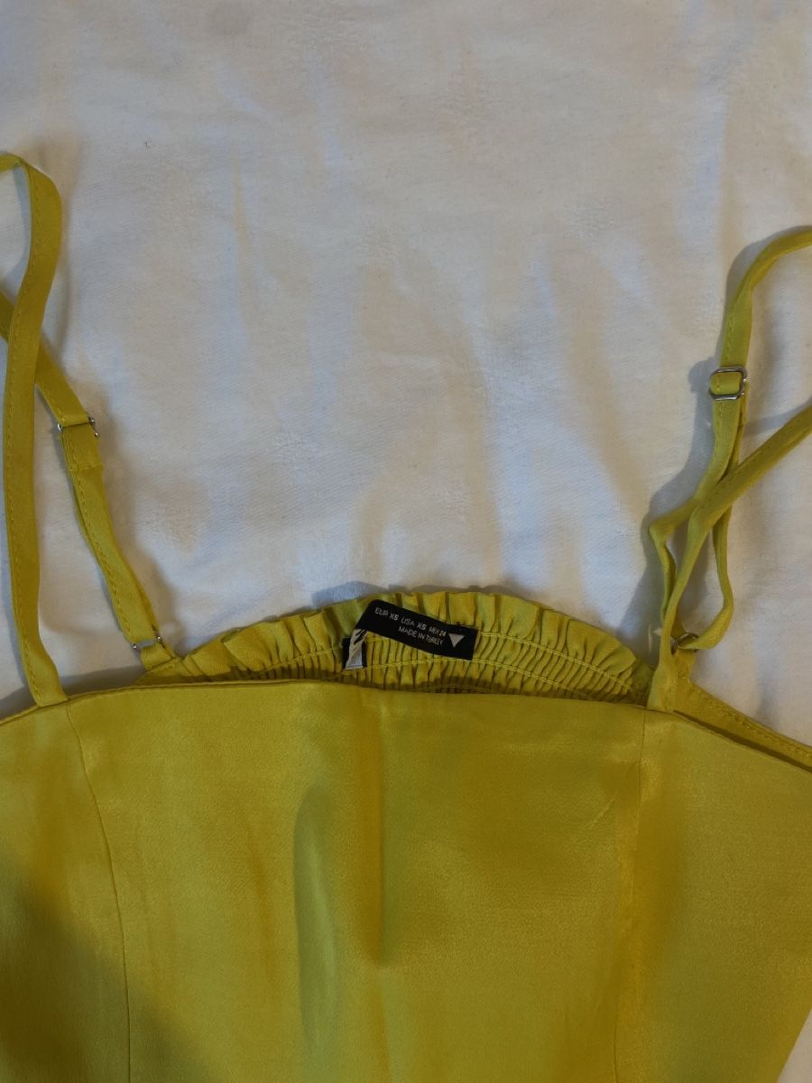 Zara Top: Crop top en soie jaune Zara – Nuovo (secondo la descrizione) da Chêne-Bougeries venduto da sor_9rzp 2