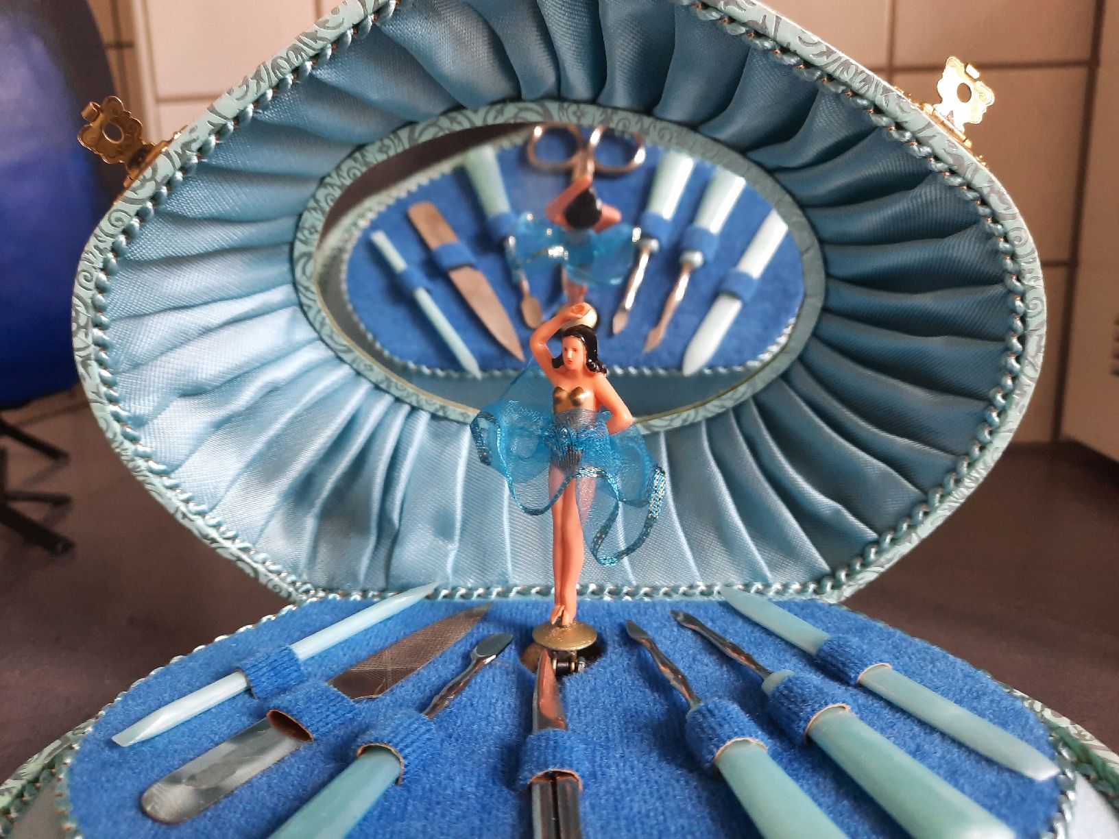 Carillon: BOÎTE à MUSIQUE, SERVICE de MANUCURE – Usato da Le Locle venduto da marylise01 2