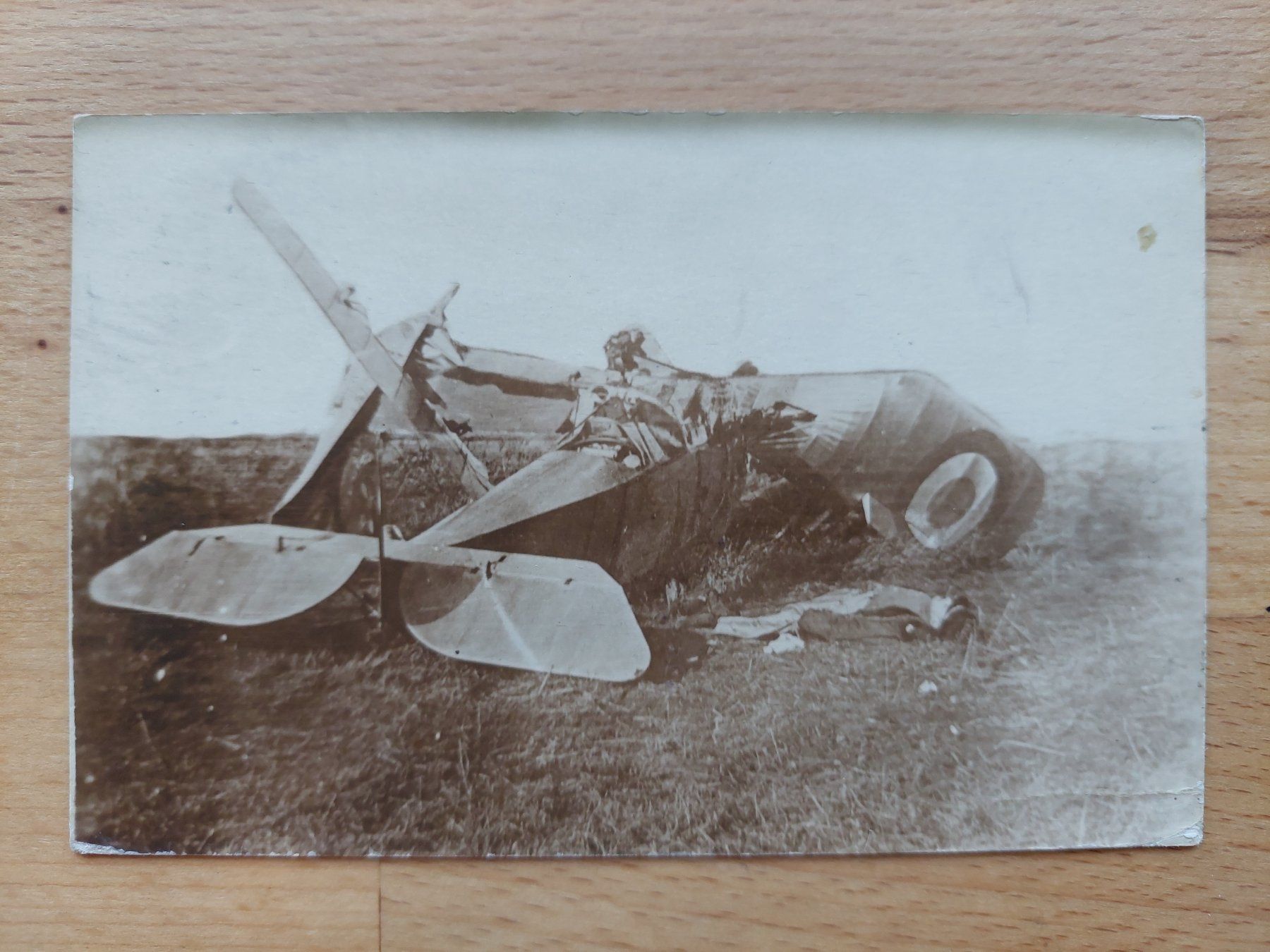 Cartoline postali: Echtfotokarte Abgeschossenes Flugzeug – Usato da Obfelden venduto da Foto_Bild_Kunst_Buch