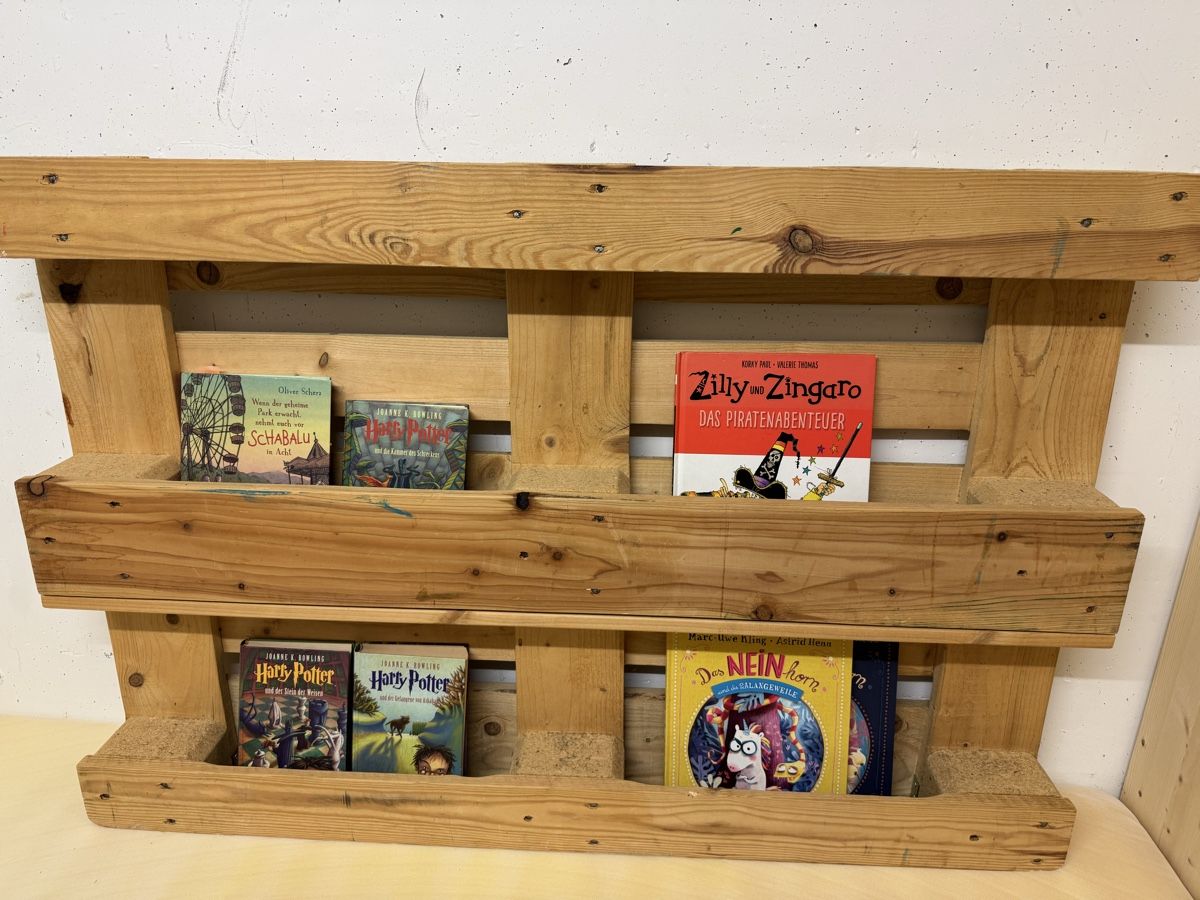 Regale: Büchergestell aus Paletten – Gebraucht aus Jona von everiba