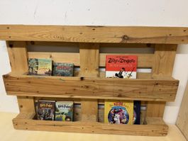 Büchergestell aus Paletten