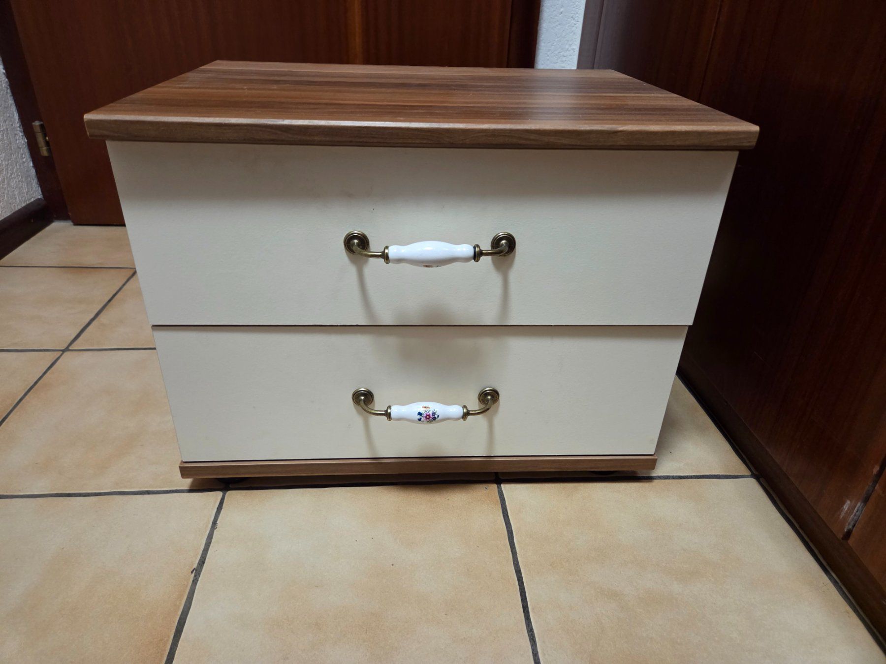 Nachttische: Table de chevet – Gebraucht aus Sion von ferd.jr