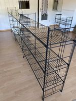 Gestell aus Metall, schwarz, mit Tablaren aus Glas